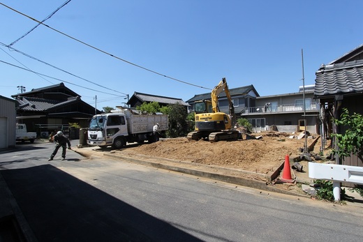 解体したらこんなに広い敷地が姿を現しました 
 
 
 
 
この広い土地をどう活かすか？ 
 
 
羨ましい悩みですが 
 
 
大変な悩みです 
 
 
 
しかも、この写真の奥に写っている建物は 
 
 
建替え予定の西屋 
 
 
これだけの広い庭はすごいですよね 
 
 
&nbsp;