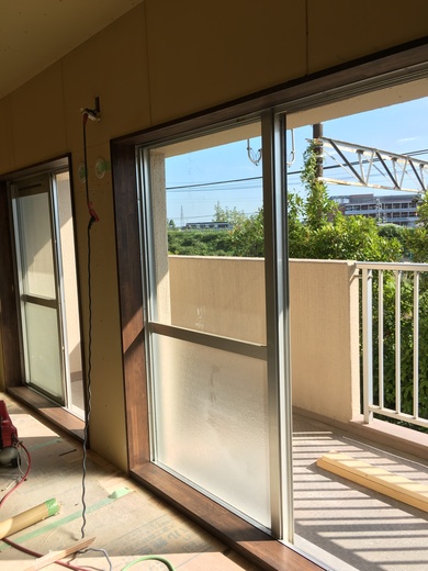 こんな感じで、窓枠などがきれいに塗られました。 
 
いよいよ来週はクロスの作業が入ります。 
どんなクロスが貼られるのか、おたのしみに！ 
 
 
☆★☆★☆★☆★☆★☆★☆★☆★☆★☆★☆★☆★☆★☆★☆★☆★☆★☆★☆★☆★☆★☆★☆★☆★ 
 
予告 ： こちらの築29年のマンションリノベのお住まい、お施主様のご好意にてオープンハウスを 
　　　    9月23日（土） ・ 24日（日）    に開催をさせていただけることになりました！ご見学ご希望の方は 
　　　 ぜひ  リフォーム担当・林  までお問い合わせください。こだわりのたくさん詰まった素敵なお住まいです。 
　　　   マンションリフォーム・リノベーションをお考えの方、中古物件をお探しの方  、ぜひこの機会にどうぞ！　　 
（お問合先）  フリーダイヤル：0120-71-5721 　　 メール：  iguiyama@refine-anjo.co.jp  　　FAX：0566-77-5832  
　　　　　　　　
 ☆★☆★☆★☆★☆★☆★☆★☆★☆★☆★☆★☆★☆★☆★☆★☆★☆★☆★☆★☆★☆★☆★☆★☆★ 
