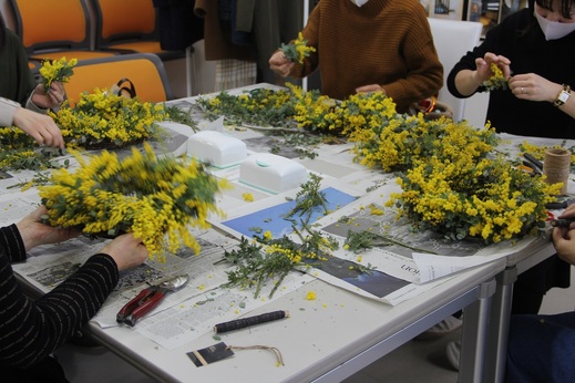  
 
ミモザは映えますね！ 
 
 
旬の生花に触れて 
 
 
暮らしの空間を彩る 
 
 
 
 
定期的に企画しているイベントです 
 
 
またの機会に是非ともご参加 
 
 
いただければと思います 
 
 
&nbsp;