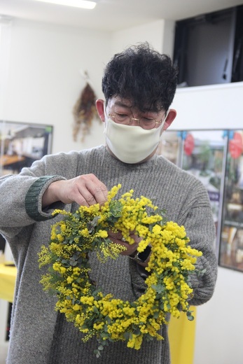  
 
先生はおしゃれで絵になります 
 
 
同じ町内の生花店 
 
 
『hanadokei』さんです 
 
 
 
 
実は今回ご参加できなかった方で 
 
 
別でhanadokeiさんで 
 
 
ミモザリースを作られる方も 
 
 
いるそうです 
 
 
&nbsp;