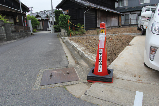  
 
&nbsp;
   こちらの「 ナイスホーム 」と書かれた赤いコーンも、   

   工事現場の角に置かれ暗くなるとランプが点灯し、   

   夜間のドライバーの方や歩行者に危険があることを伝える  思いやり  です！   
 
 
 
 
&nbsp; 

   このように町の工事現場で見かける「　 アレ　 」の正体とは、   

   色んな方に配慮をした  思いやり  でした＼(^o^)／ 
 
 
 
 
今後も随時、更新していきたいと思います！前回のブログはこちら&darr;   
   &nbsp; 　https://www.nicehome-anjo.jp/blog.php/v/29/   

 &nbsp; 
