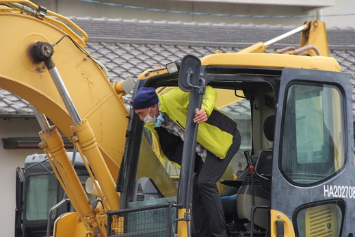  
 
 
さて、この敷地には 
 
 
立派な建物とお庭がありました 
 
 
 
 
職人さんは大きな重機を動かし 
 
 
人の力ではできない 
 
 
解体工事を進めています 
 
 
&nbsp;