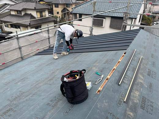  
 
大工さんの屋根下地工事が完了すると 
 
 
屋根やさんが『ルーフィング』 
 
 
と呼ばれるシートを施工し 
 
 
その上に屋根材を取り付けます 
 
 
 
 
 
また、屋根の頂上に一部『木』が見えますが 
 
 
屋根裏を換気するための 
 
 
通気口となります 
 
 
 
 
完了するとこのようなカタチになります 
 
 
&nbsp;
