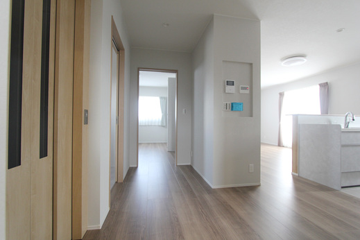  
また、 
廊下なども横幅のある広い空間で、 
ゆったりとした動線。 
 
将来的にもゆとりを持って暮らせそうです。 
　
