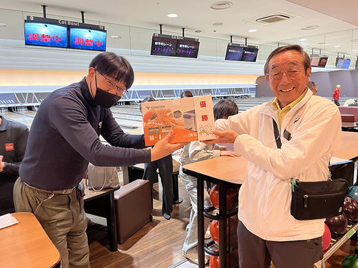 みんなの気になる順位発表♪ 
 
 
1位はてるのや商店さん 
 
 
151　179　ハイスコア！！！ 
 
 
おめでとうございます 
 
　 
 
 
 
 
 
私はうまく当たることを願い毎回投球～● 
 
 
ストライクは一回！スペアは少しあり 
 
 
ハイタッチすることができました(笑) 
 
 
しかし飛び賞はゲットできず残念 
 
 
 
 
短い時間でしたが 
 
 
子供から大人まで楽しんで参加して頂きました 
 
 
お疲れ様でした&lt;(_ _)&gt;