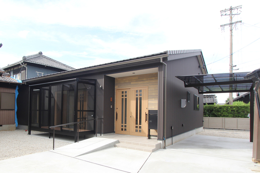 外観はこげ茶をベースに 
明るめの木目を合わせたモダンなテイスト。 
 
太陽光パネルも搭載し、環境にもお財布にも 
優しい住まいになりました。