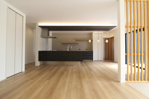  2つ目は、ガレージのある平屋のお住まい  
建物面積：33坪（ガレージを含めると41坪）・3LDK│畳コーナーあり 
&rarr;【 施工事例でもご紹介しています 】 
 
こちらの平屋は、 
子育て世代のご家族が住まうガレージ付のお住まいです。 
 
家族がのびのび過ごせるLDKは、 
畳コーナーを合わせると26帖の広々空間！