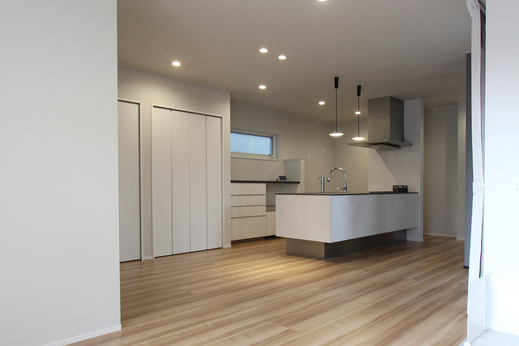 A様、この度はご新築本当におめでとうございます！ 
 
新しいお家での暮らしが、笑顔であふれますように。 
これからもどうぞ末永くよろしくお願いいたします＾＾ 
 
 
＊ 
 
 
ナイスホームでは、お客様一人一人のライフスタイルに合わせた平屋づくりを行っています。 
 
▶  平屋の施工事例をみる  
 
 
ご相談予約も受付中です。 
お気軽にお問い合わせください。 
 
▶ ご予約はこちらから 