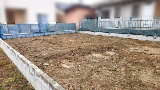  地盤改良が完了しました！ 
 
よく見ると、土地の色が変わっているのがわかりますか？ 
地中にしっかりと杭を打ち込み、建物を支える&ldquo;足元&rdquo;が整いました。 
