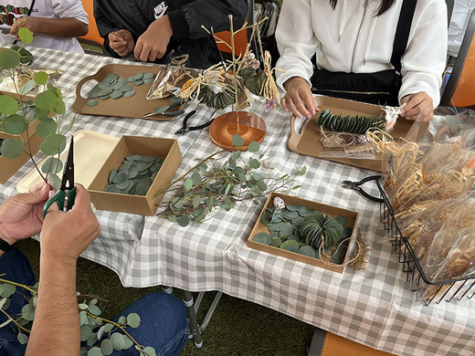 だいたい葉っぱ１００枚～１２０枚程度 
 
 
黙々と・・・ 
 
 
お子様も上手にワイヤーを通してました 
 
 
&nbsp;