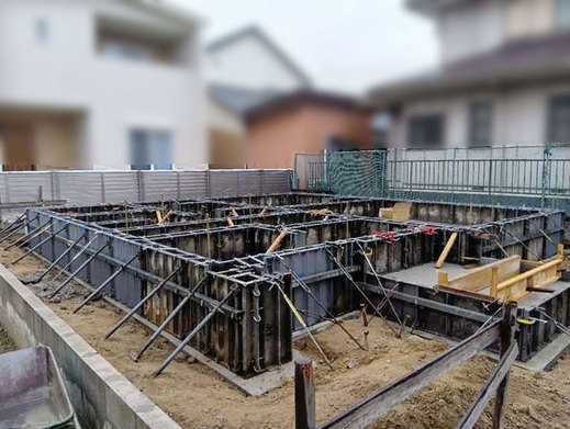  【養生（ようじょう）】 
 
コンクリートを打設したあとは、固まりながら強度を高める養生期間に入ります。 
 
この&ldquo;しっかり待つ&rdquo;時間が、丈夫な基礎をつくるうえでとても大切なんです。 
