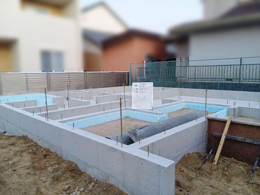 しっかり固まったら、型枠を外して基礎が完成！ 
家の土台が形になりました＾＾ 
 
 
さて今回は、基礎工事の様子をお届けしました。 
 
次回は「上棟の様子」をお届けする予定です。 
家の輪郭が一気に見られるようになる工程ですので、どうぞお楽しみに！