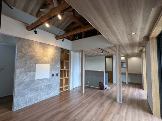  
 
吹き抜けのある広々としたLDKですが、 
 
完成後に計測した断熱性能UA値は0.36。 
 
新築並みの断熱性能です。 
 
 
 
「まるごと断熱リフォーム」のおかげで 
 
これからの季節も快適に過ごせると 
 
T様も楽しみにされていました。 
 
 
 
&nbsp;