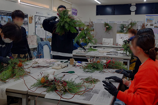 みなさんが思い思いのかたちに組んでいき、 
個性がでる世界にひとつだけのリースが完成！ 
 
「難しかったけど、楽しかった！」 
 
という声が一番多かったですが、 
素敵なリースが完成してよかったです＾＾ 
&nbsp;