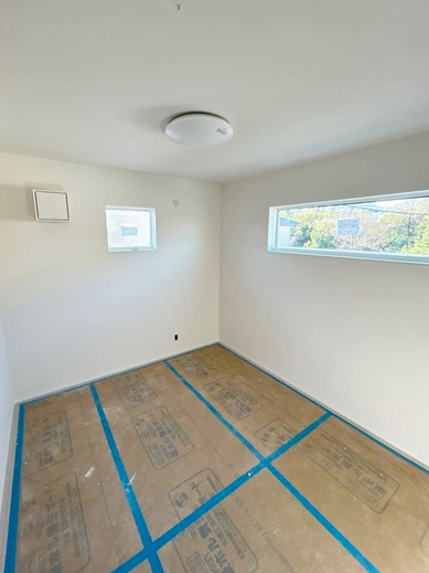 こちらはクロスがはられたお部屋です。 
一気にお部屋の雰囲気が見えてきましたね。
 次回はいよいよ、 
完成に向けた仕上げの様子をお届けする予定です。 
&nbsp; 

