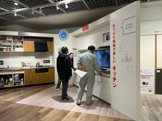 リフォームブースでは 
 
 
昔のキッチンと最新キッチン 
 
 
比較ができる展示がありました 
 
 
収納面や設備機器、随分違いました 
 
 
比べるとよくわかります 
 
&nbsp;