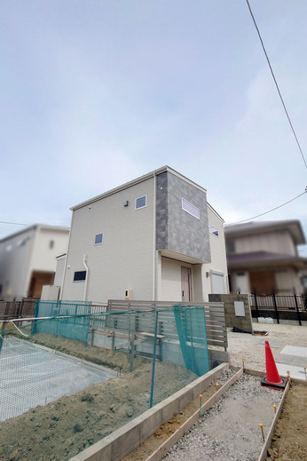 現在は、 
外構の工事が進行中です。 
 
こちらも完成が楽しみです！ 
