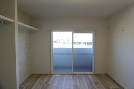  
 
今回、北側の部屋にはエアコンのコンセントやダクトスペースがありませんでした。 
現代の暮らしに、寝室にエアコンは必須。 
その課題を知識と経験で改善しました。 
 
「お風呂の窓をなくしてエアコンのスリーブ（配管穴）スペースを確保する」というアイデアは、現代の共働き世帯やメンテナンス性を重視する施主にとって、非常に合理的で納得感のある提案です。 
 
まず、「掃除の負担激減」を最大のメリットとして提示します。浴室の窓サッシやパッキンはカビや結露の温床ですが、壁にすることでフラットになり、手入れが格段に楽になります。換気についても、「窓を開けるより、密閉状態で換気扇を回す方が気流が安定し、カビ抑制に効果的である」という実用的な根拠を添えると、窓なしへの不安を払拭できます。 
 
次に、「エアコン設置の最適化」です。窓をなくして壁面を確保することで、構造上の制限を受けずにスリーブを通せます。特に脱衣所や寝室のエアコン配管を浴室経由で外へ逃がすなど、外観を損なわない隠蔽配管のルートとしても有効です。 
 
さらに、窓がないことで「断熱性」と「防犯性」も向上します。冬場のヒートショック対策と、侵入経路の遮断を同時に実現できます。 
 
「窓よりエアコン、手入れより快適さ」を優先するこの提案は、現代の住宅ニーズに合致した、プロならではの視点と考えます。 
 
 
&nbsp;