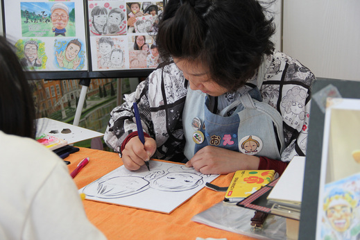 ■似顔絵  
 
人気の似顔絵コーナー。 
今回は、似顔絵師のキエ先生にお願いしました。 
 
お子さんや家族そろった似顔絵など、 
みなさんとても喜んでいただけている姿が印象的でした。