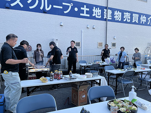 お腹ペコペコの状態だったので、 
 
 
お肉争奪戦になる場面も&hellip;（笑） 
 
 
外で食べるご飯はやっぱり格別ですね！