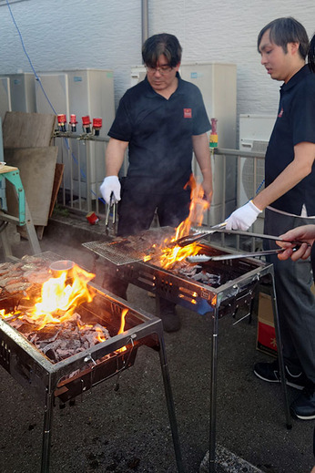 日が落ちるころには、社員だけでなく 
 
 
ご家族同士の交流も広がり、 
 
 
子どもたちの笑い声や、あちこちで 
 
 
盛り上がる会話に、とてもあたたかい時間を感じました。