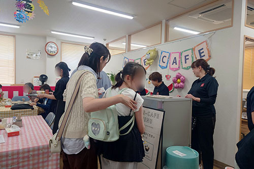 ナイスカフェでは、 
 
 
スイーツとドリンクをご用意し、 
 
 
ほっとひと息つける憩いの空間に。
