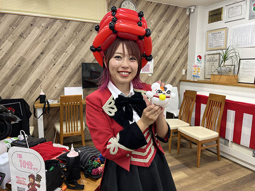 キッズコーナーでは、 
 
 
パフォーマー・アスカさんによる 
 
 
バルーンアートが大人気！ 
 
 
次々とキャラクターが完成し、 
 
 
子どもたちはもちろん、大人も思わず 
 
 
見入ってしまうほど。 
&nbsp;