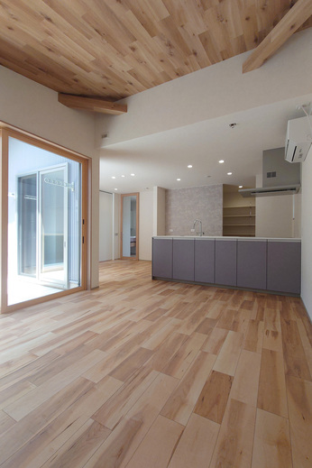 子どもが巣立った後に建てた、夫婦二人で心地よく暮らす中庭のある平屋