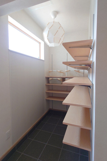  暮らしやすさを支える、適材適所の収納計画  
&nbsp;
 住まいをすっきり保つためには、収納の「量」だけでなく「場所」も大切です。 
&nbsp; 

 玄関には土間収納、キッチン背面にはパントリー、さらに居室横にはファミリークローゼットを設け、それぞれの場所で使うものを効率よく収納できるよう計画しました。 
&nbsp; 

 「使う場所の近くにしまう」ことで、毎日の片付けがしやすく、家事の負担も軽減。 
生活動線に合わせた収納計画が、快適な暮らしにつながります。 
