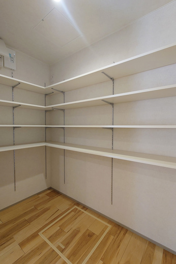子どもが巣立った後に建てた、夫婦二人で心地よく暮らす中庭のある平屋