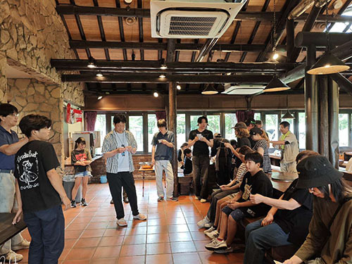 食事のあとは恒例のビンゴ大会や 
 
 
じゃんけん大会を開催！