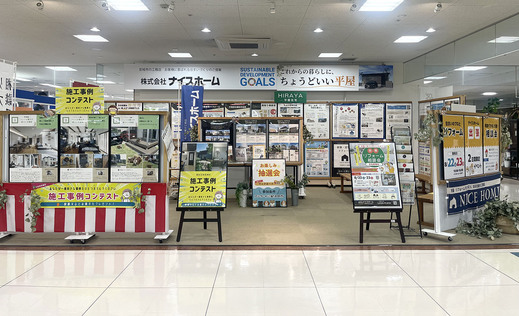 そして現地では、スタッフみんなでイベント会場の設営。 

 パネルを設置したり、資料を入れ替えたりしながら、着々と準備を進めています！ 
