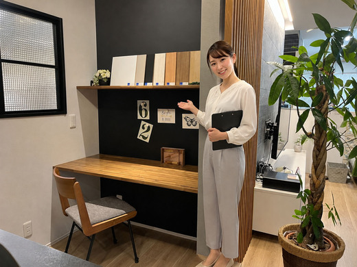  
じゃじゃーん&deg;˖✧◝(・▿・)◜✧˖&deg; 
ベリティスウォール｜マグネットの登場！！！ 
 
 
 この商品は、マグネットを使って自由に飾ったり収納したりできる壁面材 です。 
デスクまわりのメモや予定表などを貼って、「便利に使える壁」として活用するのもおすすめです。 
そして活用場所はいろいろあります。 
例えば・・・ 
 
  (1) リビング   

 家族の予定やプリント、写真などをまとめる壁面に。 

   (2) デスク・ワークスペース   

 仕事や勉強に必要なメモや資料を、すぐ手に取れる場所に。 

   (3) 玄関   

 鍵やお出かけ用品など、毎日使うものの収納・整理に。 

   (4) 子ども部屋   

 作品や写真、学校のお知らせなどを飾るスペースにも。 
 
商品の詳しい説明は&rarr;〔 ベリティスウォール｜マグネット 〕 
