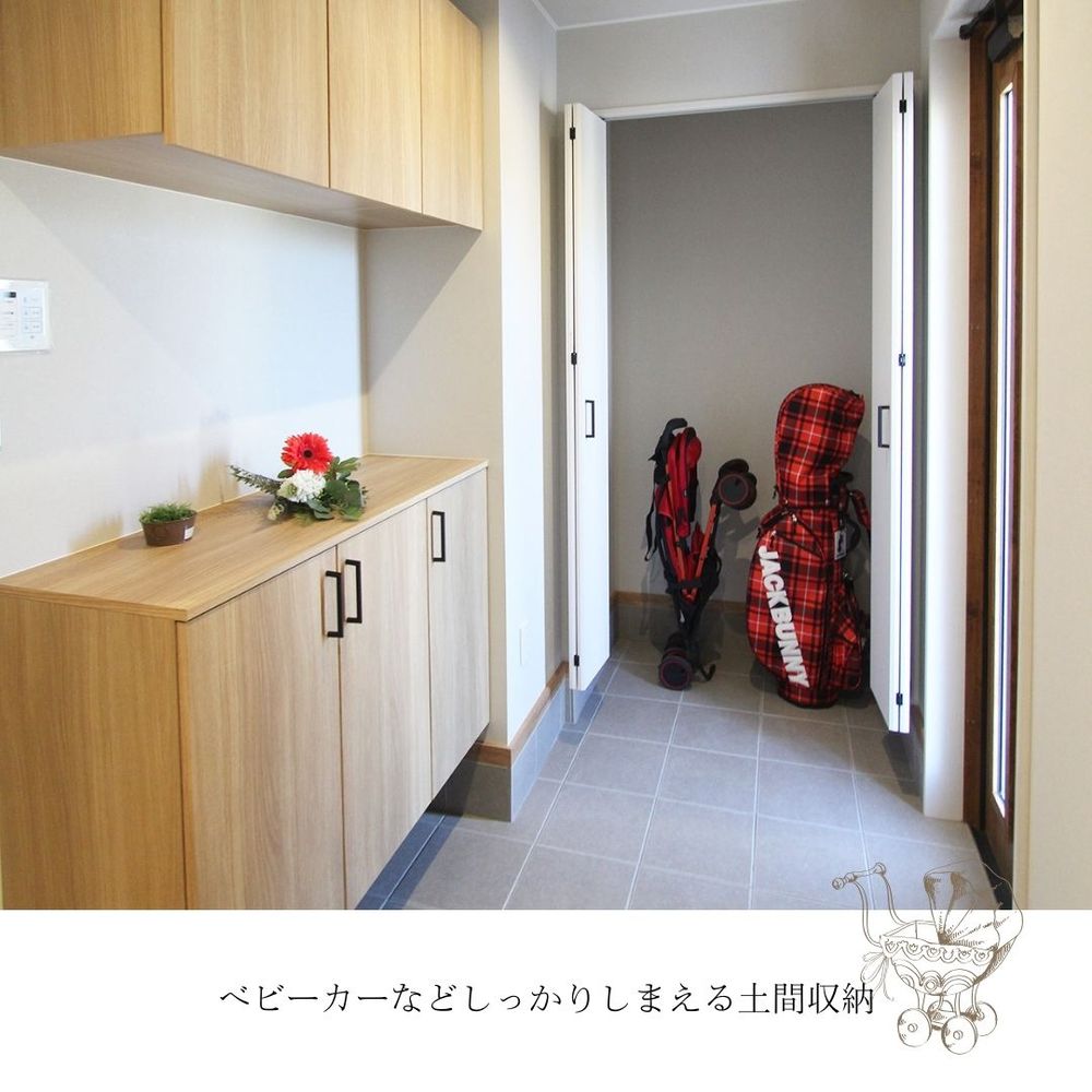 玄関│ベビーカーなどたっぷり収納できる土間収納があります