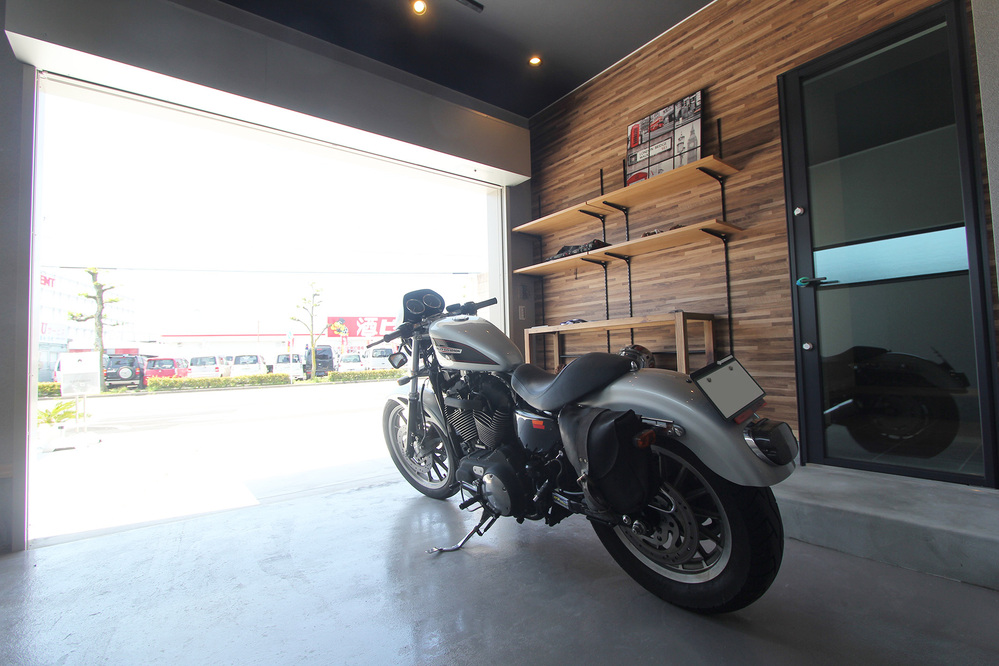 ガレージ│キャンプやBBＱを楽しんだり、釣りやバイクの道具を置いたり、いじったり。駐車以外にも使い方が広がる半・屋外空間です