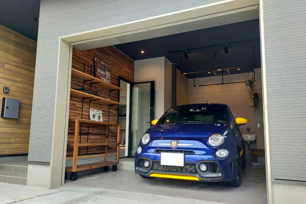 ガレージ│もちろん、愛車を停めておくこともできます