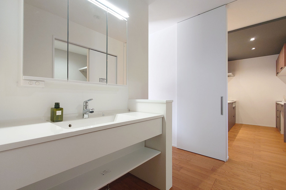 【洗面台】玄関やリビング、脱衣室、トイレからもアクセスしやすい洗面台。毎日使いやすい動線で、朝の身支度もスムーズに行えます。