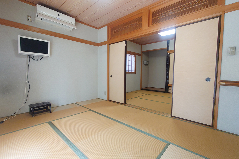 2間続きの和室(6帖+6帖):エアコン、壁掛けテレビ(小)付き ※不要な場合は撤去します