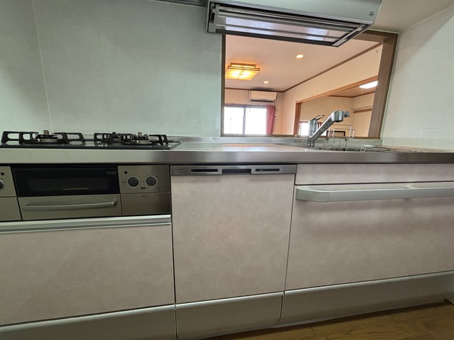 キッチンリフォーム履歴有り。ステンレスキャビネットでお手入れ楽ラク。