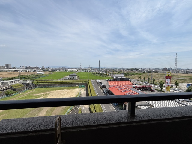 青空が気持ちの良いバルコニーからの眺め