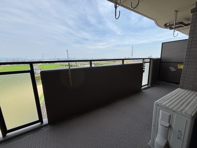 広々としたバルコニー。日当たりが良いので洗濯物もカラっと乾きそうです