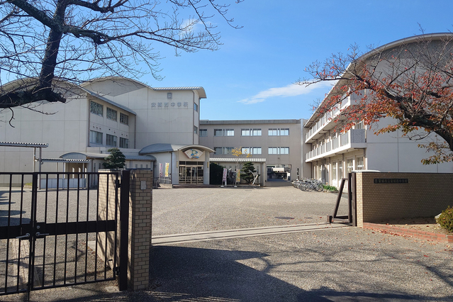 安城西中学校・・・徒歩約7分（約550ｍ）